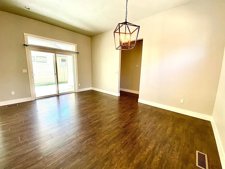 481 W Peck St — Photo 17