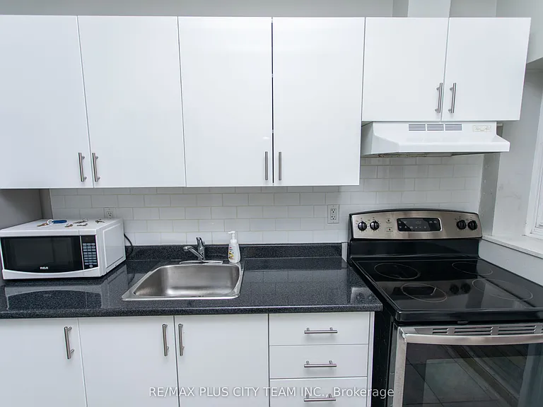 682 Bathurst St #2 — Photo 7