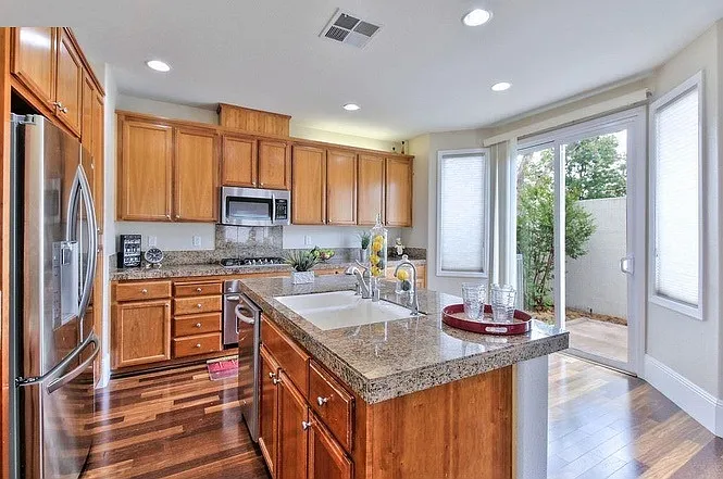 4 bed, 2.5 bath, 2067 sqft, $4,406 — Photo 3