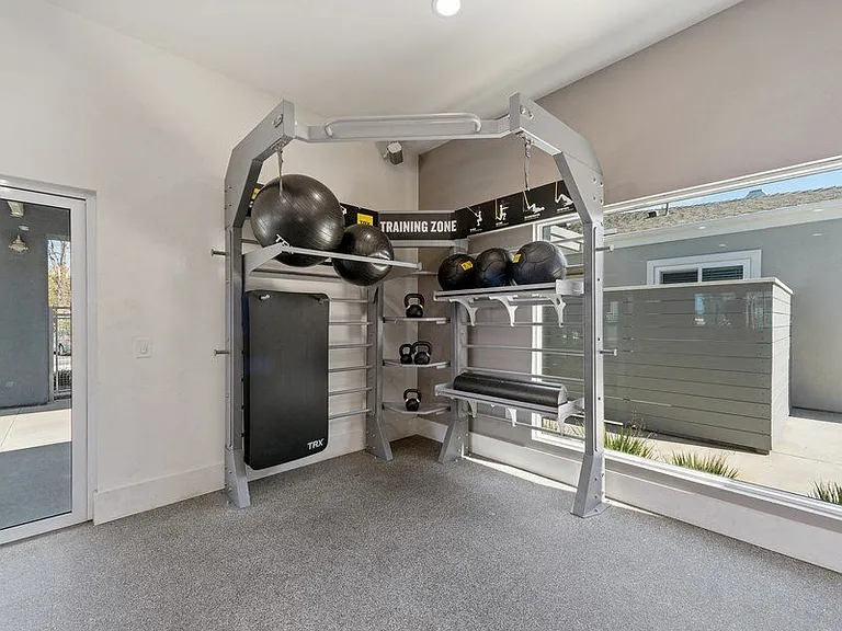 Pointe Luxe Apartment Homes — Photo 19