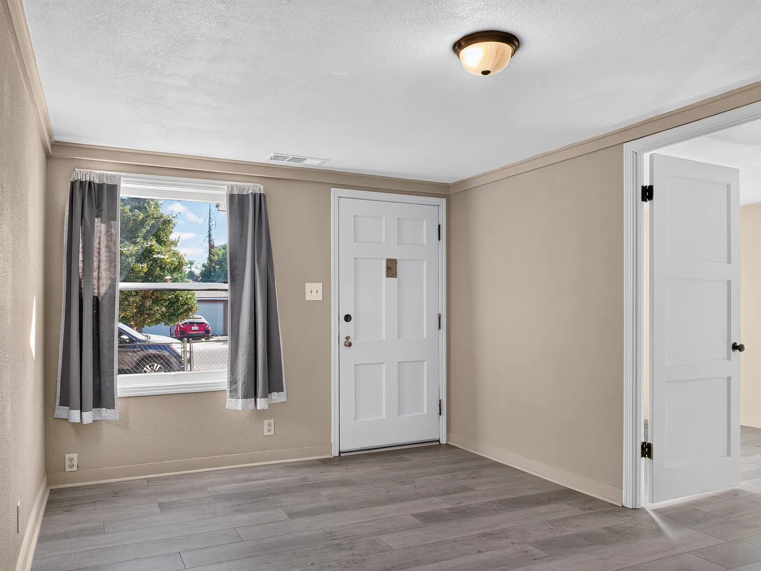 3 bed, 901 sqft, $1,500 — Photo 1
