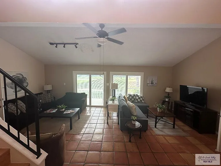 215 Zapata Ave — Photo 2