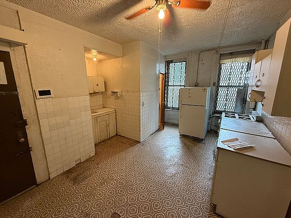 2nd image of 320 W 47th St APT 4W