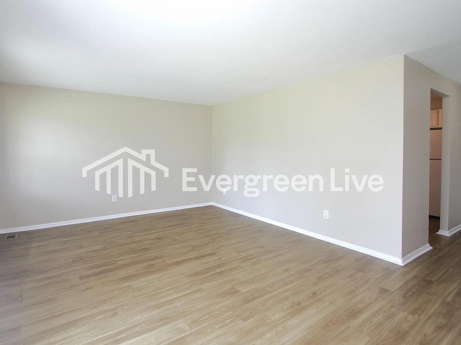 3 bed, 1.0 bath, 1003 sqft, $1,195 — Photo 3