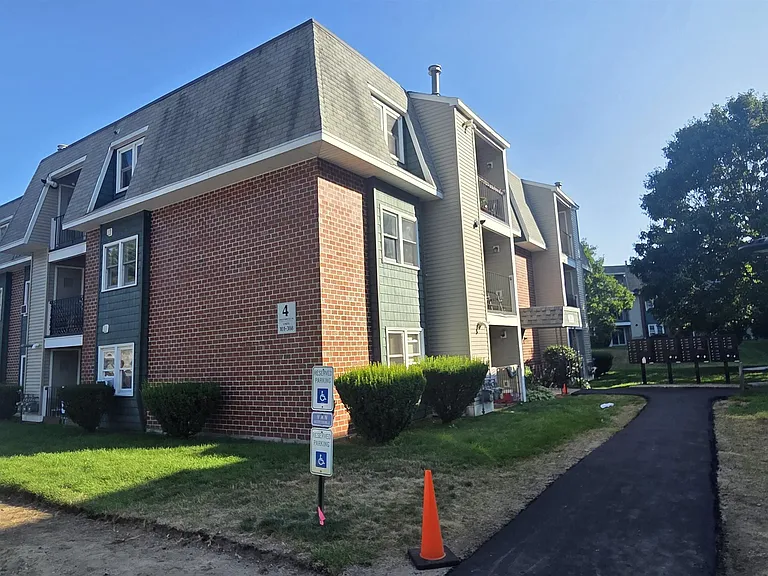 302 Knights Bridge Dr #302 — Photo 1