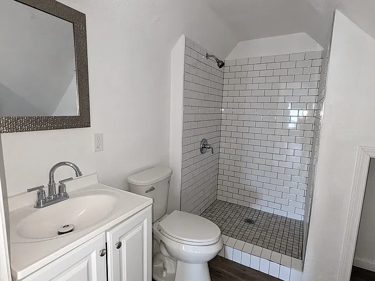 1220 Hollywood St — Photo 13