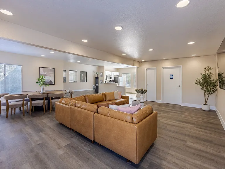 Community Lounge at Sunset Winds Apartments in Henderson, NV 89014