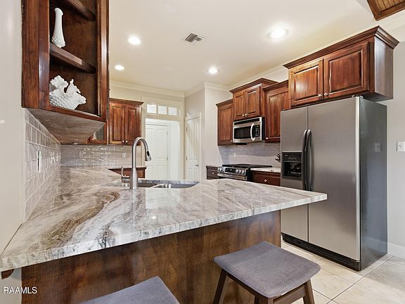 2nd image of 124 Vestige Cir