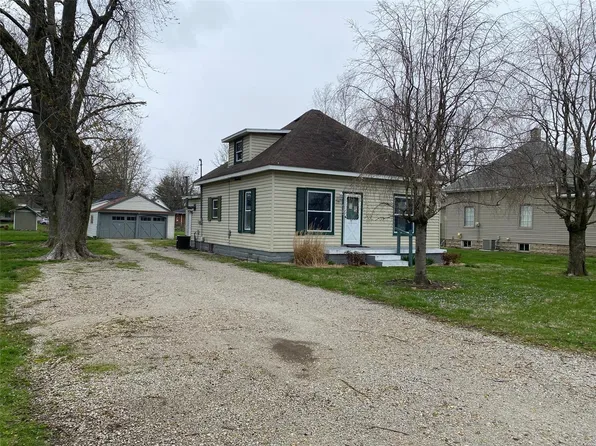 412 N 1st St, Witt, IL 62094