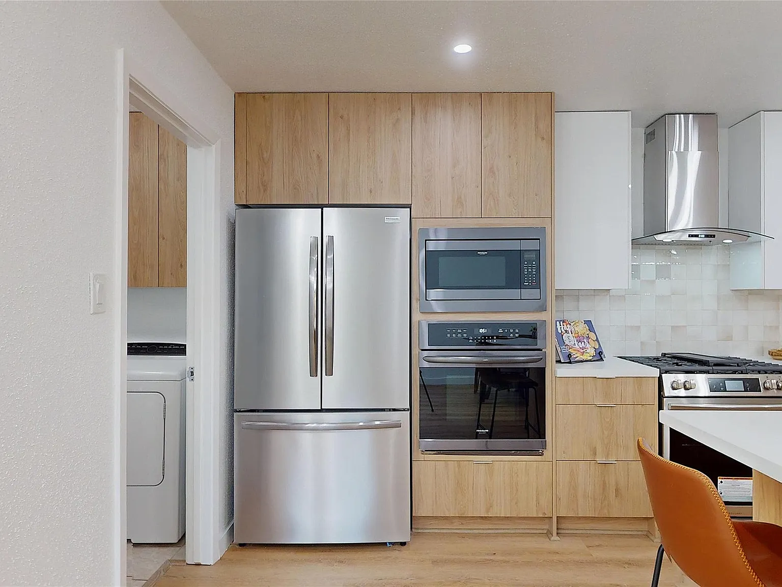 3 bed, 2.0 bath, 1719 sqft, $4,000 — Photo 2