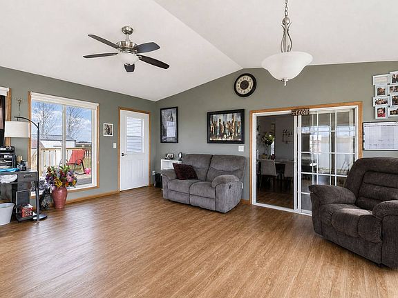 3rd image of 704 Sunset Dr