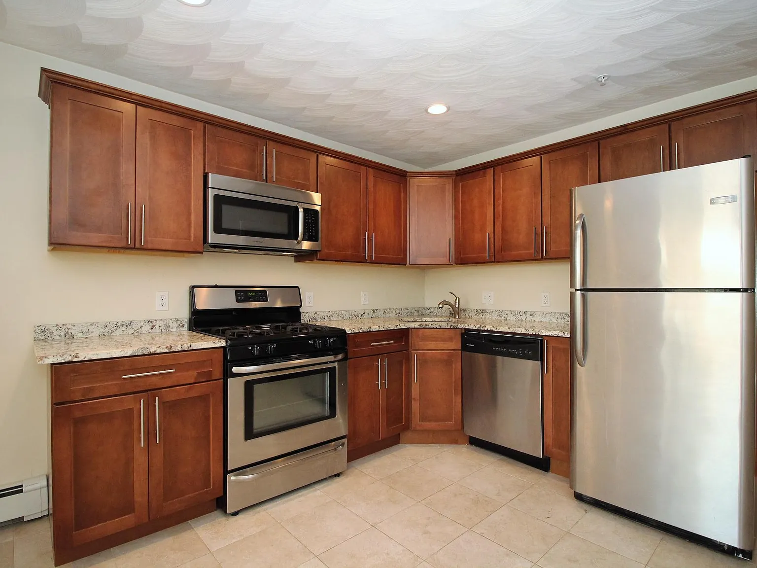 136 Chelsea St — Photo 4