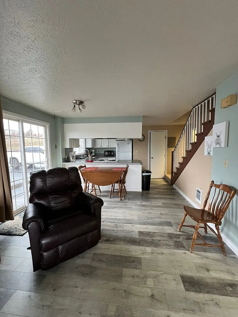 2 Bedroom, 1.5 Bathrooms - Fully Furnished Apartment — Photo 2