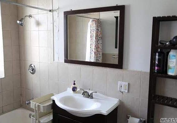 5th image of 10-41 51st Ave #3F