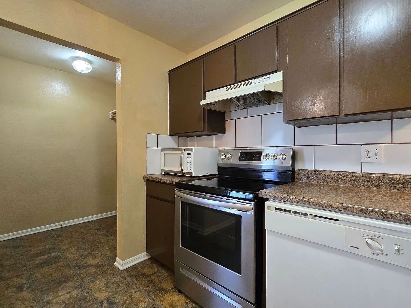 1007 Circle M Dr — Photo 4