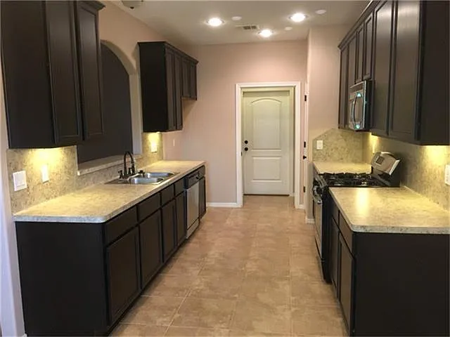 1242 Elm St — Photo 3