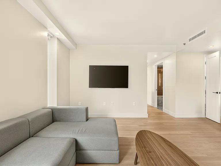 400 W 38th St #5GN — Photo 13