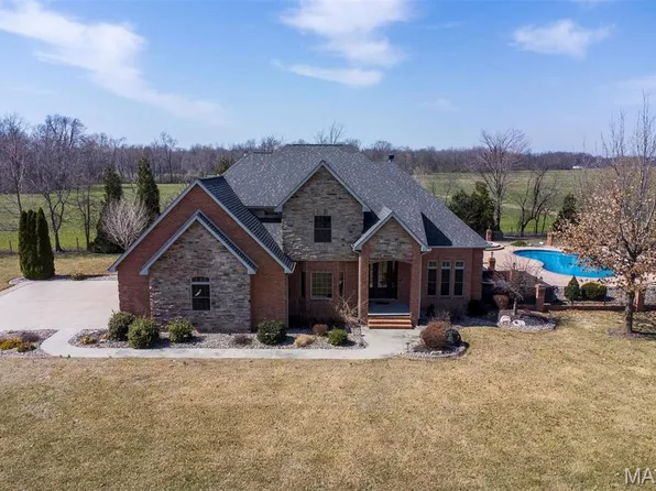 3437 Fairway Dr, Highland, IL 62249