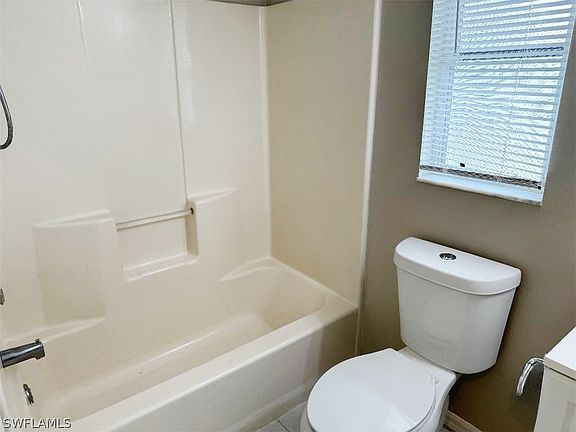 5th image of 302 NE 9th Ter