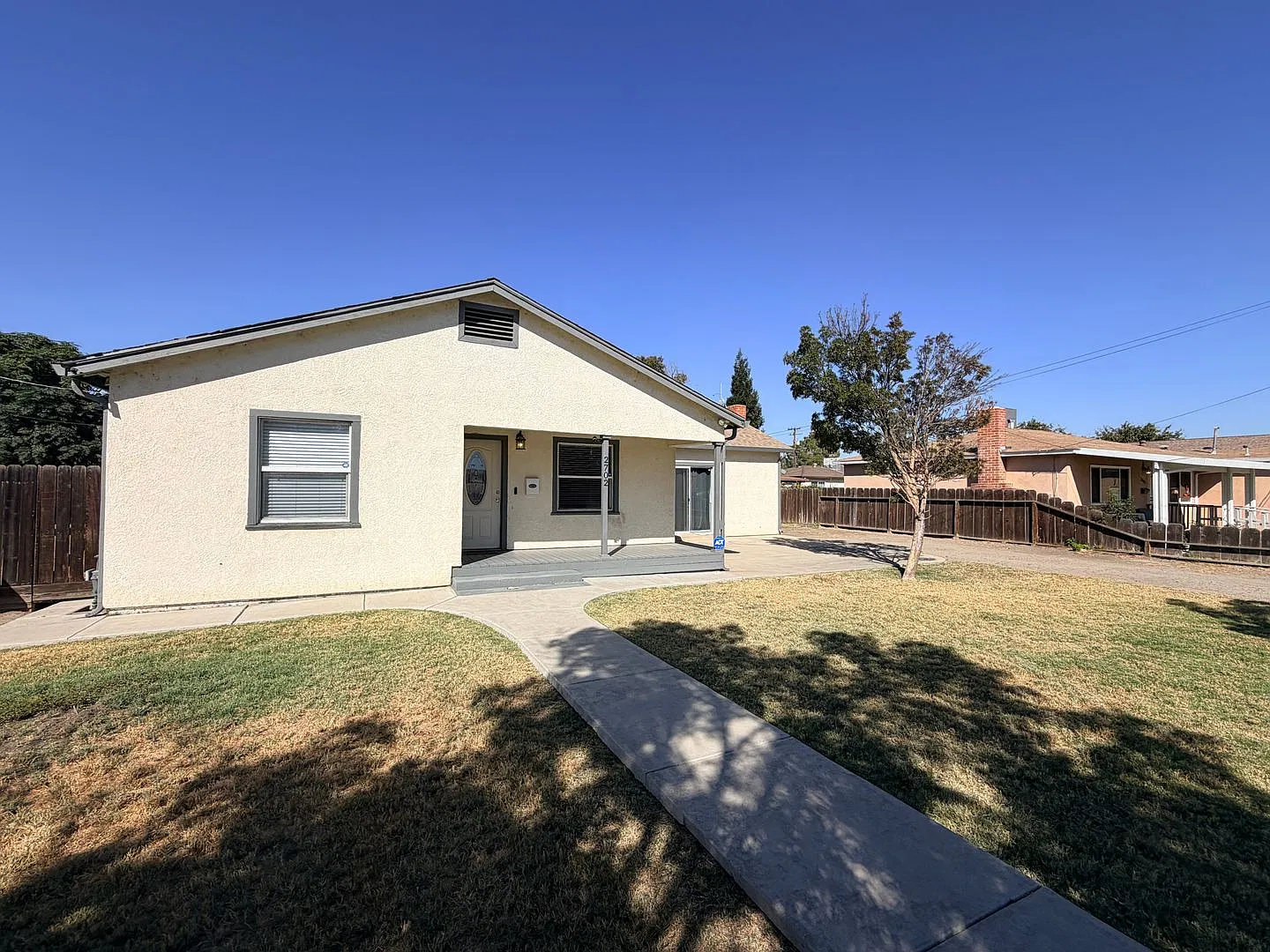 2702 Blossom St, Dos Palos - 2 Beds 1 Bath w/Detached 1 Bedroom 1 Bath Unit — Photo 3