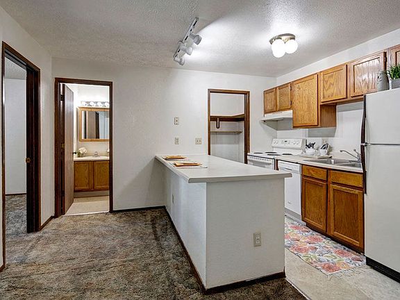 Russian Jack Apartments - Kitchen