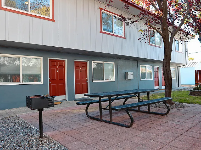 I Street Apartments — Photo 22