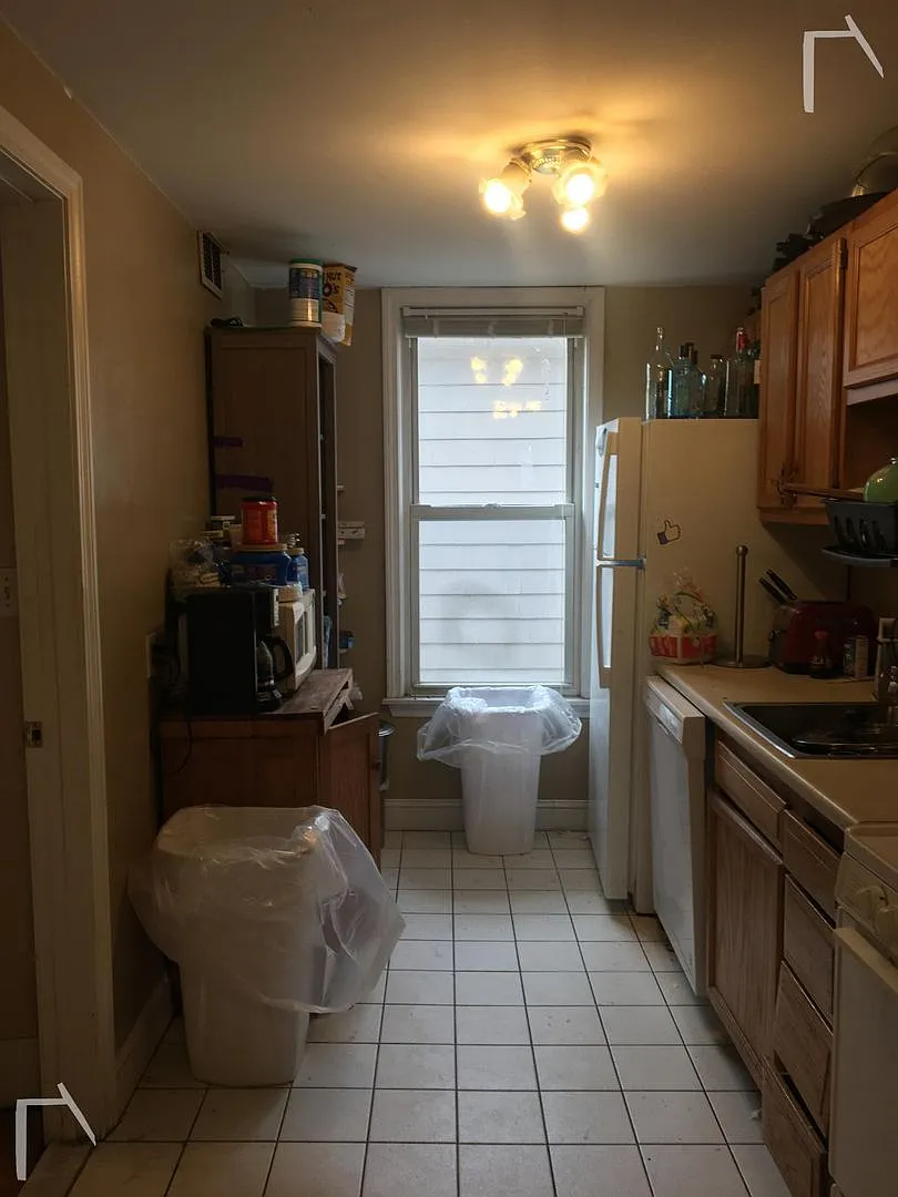 Charming 4 Bedroom-No Broker Fee — Photo 2