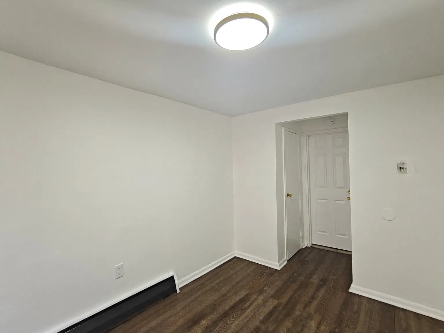 Beautiful Spacious Apartment Available Now! — Photo 3
