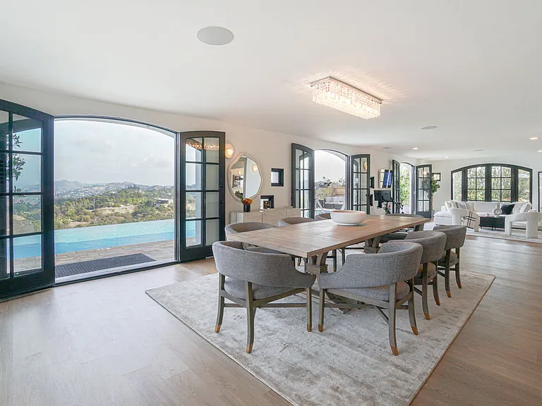 13211 Mulholland Dr — Photo 27