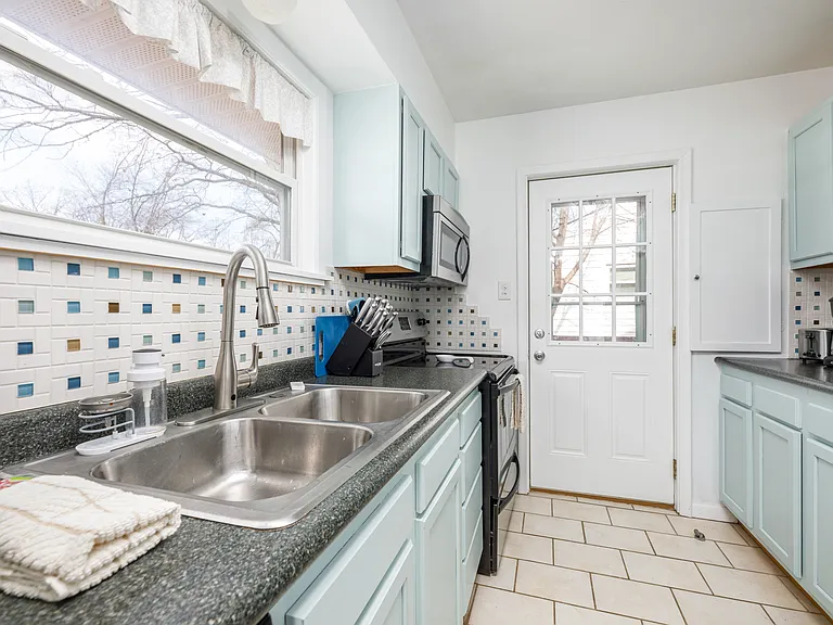 425 Cochlin St — Photo 8