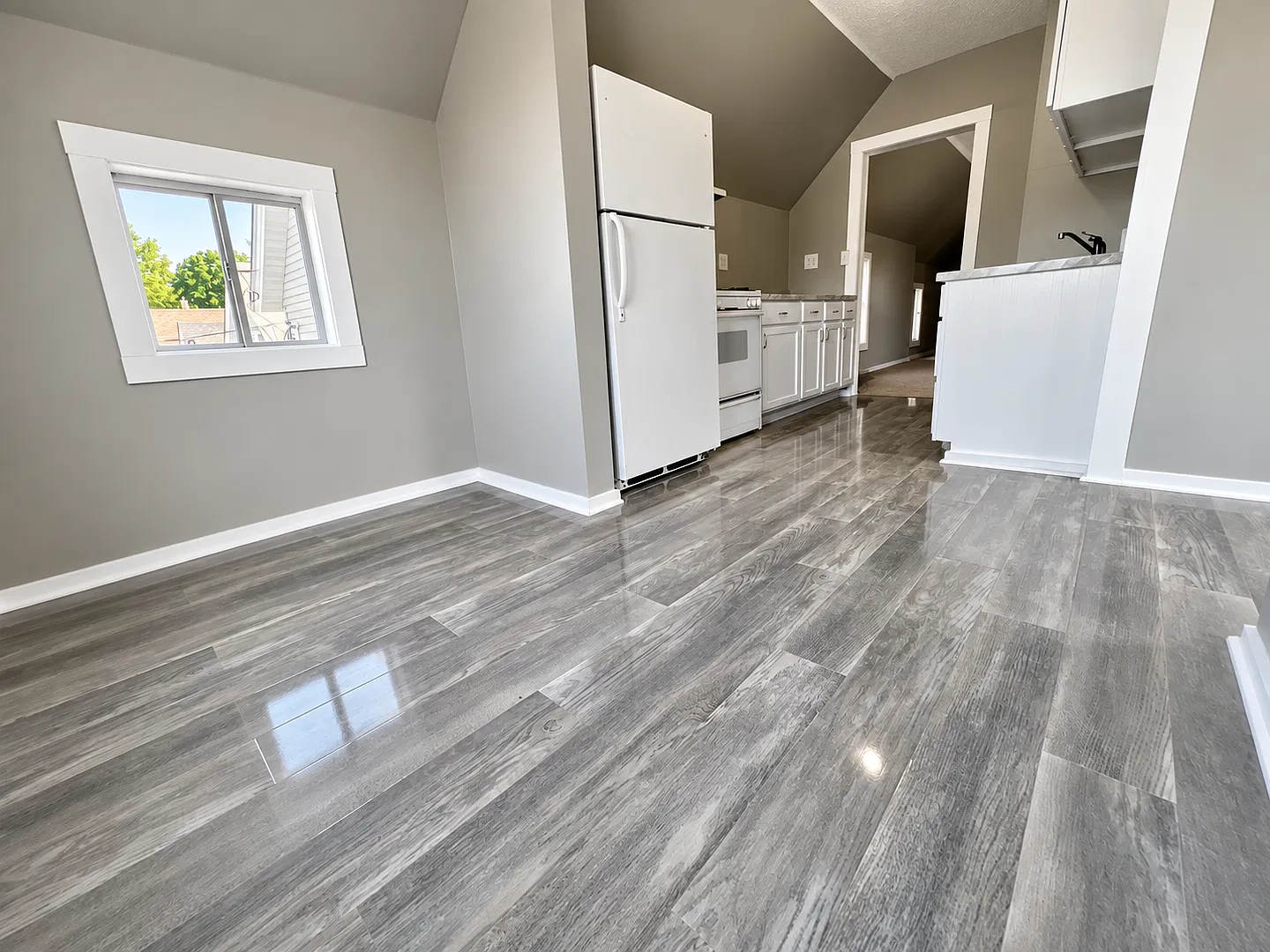 587 Charles Ave — Photo 2