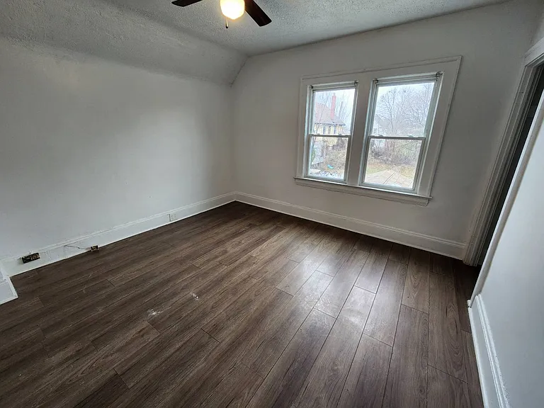 13900 Potomac Ave — Photo 18