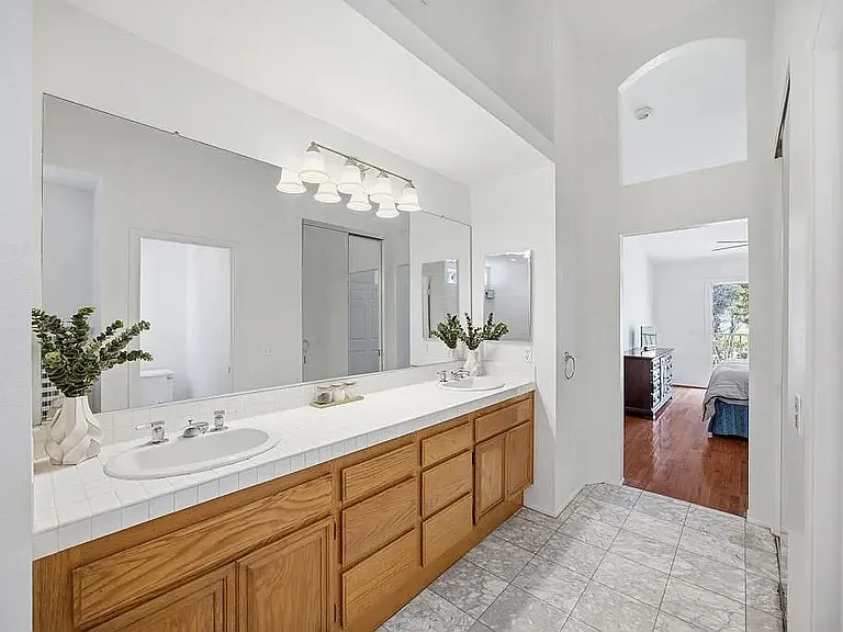 2370 Greenbriar Dr #C — Photo 11