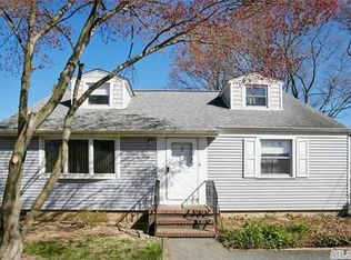 7 Ronsan Ln, Valley Stream, NY 11580