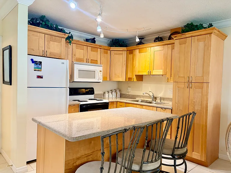1560 McKinley St #115W — Photo 3