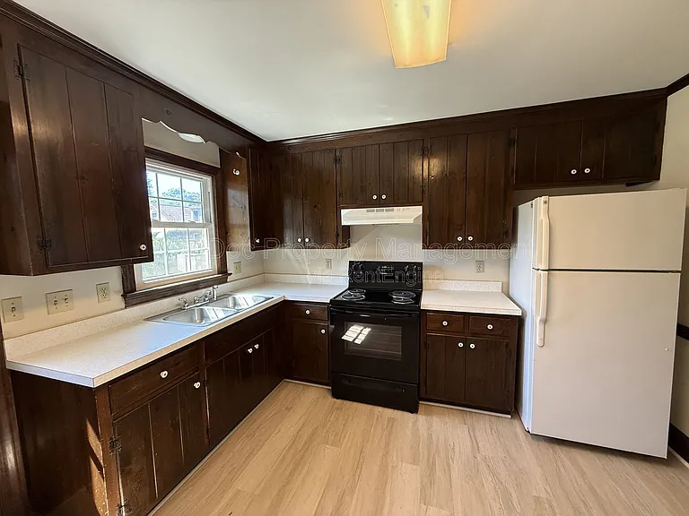216 W Broaddus Ave — Photo 8