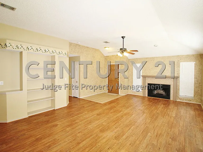 2305 Valley Creek Dr — Photo 2