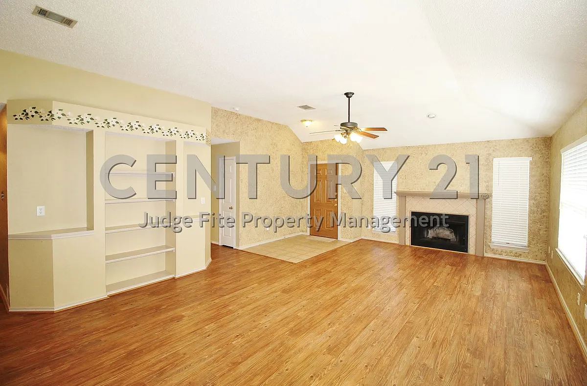 Building Photo - 2305 Valley Creek Dr