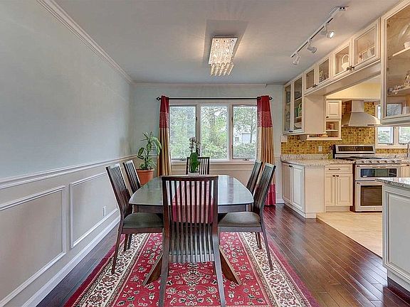 5th image of 112 Manhattan Ct W