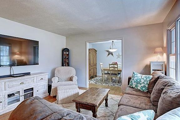 3rd image of 210 Bonita Dr