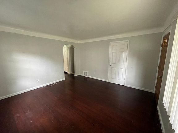 4th image of 21004 Syracuse Ave