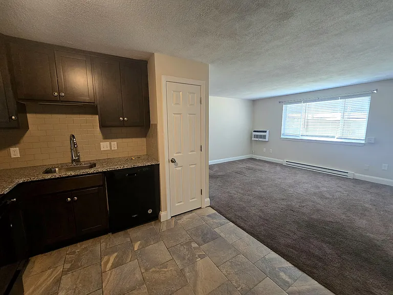 725 Broad St #4 — Photo 4