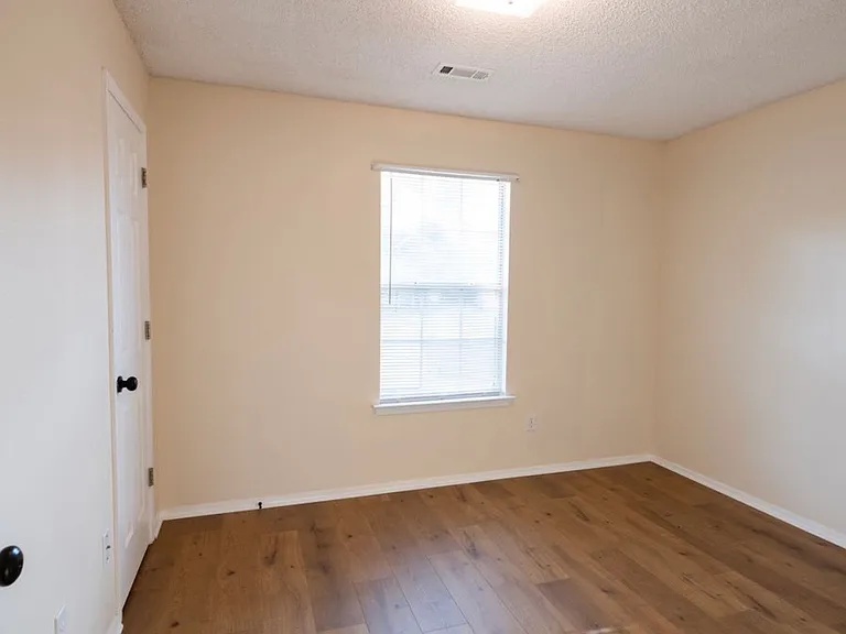 1459 Fredonia St — Photo 13