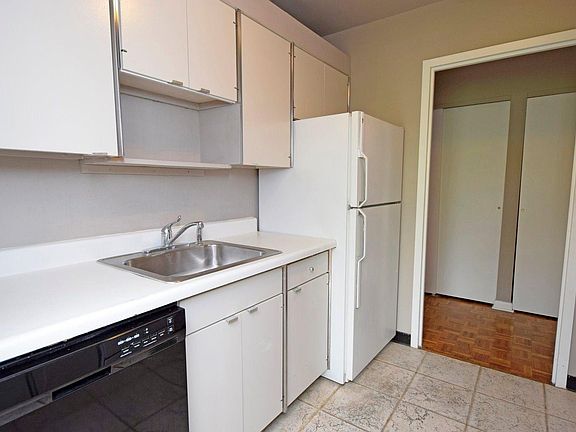 4th image of 2200 Victory Pkwy APT 909