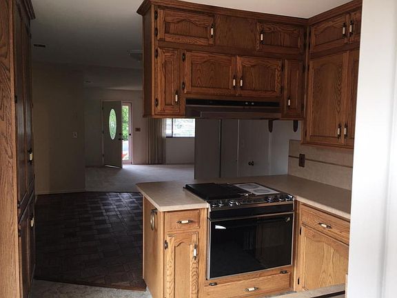 4th image of 998 Carmel St