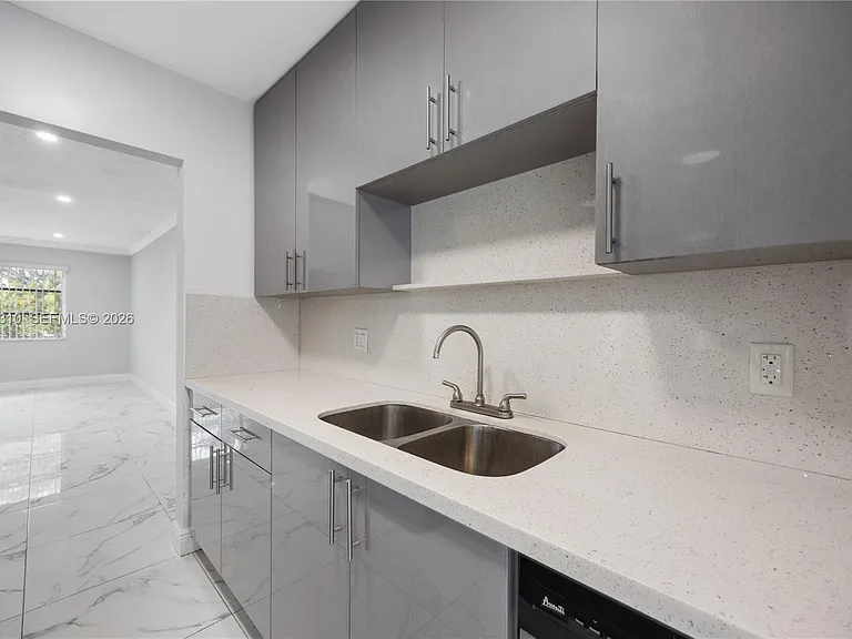 5450 Hollywood Blvd #203 — Photo 2