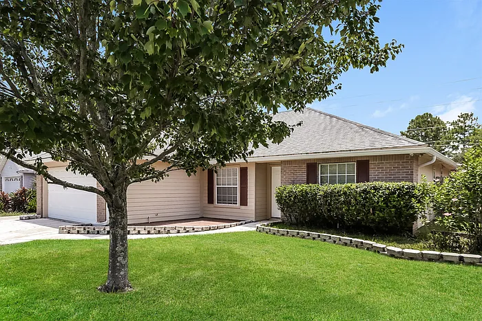 3 bed, 2.0 bath, 1572 sqft, $2,460 — Photo 3