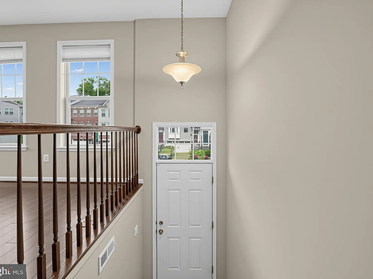3 bed, 3.5 bath, 2195 sqft, $3,100 — Photo 2
