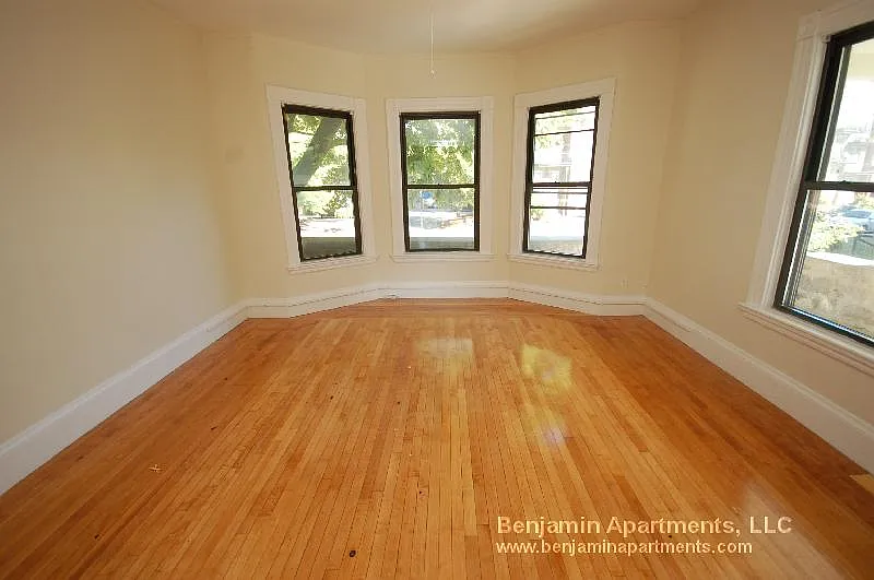 6 bed, 2.5 bath, 1777 sqft, $7,900 — Photo 3