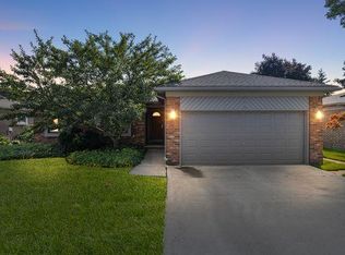 35230 Brighton Dr, Sterling Heights, MI 48310